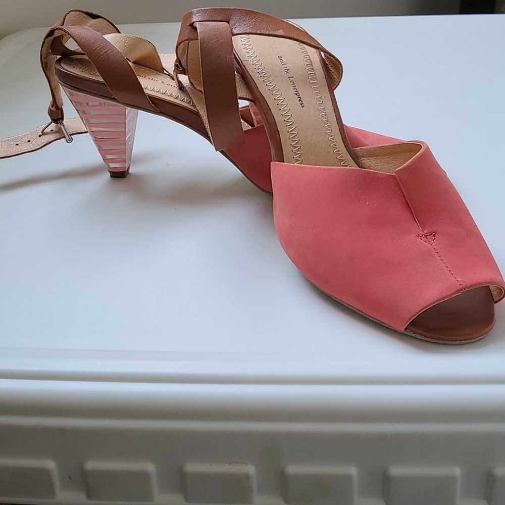 Suede sandals with retro kitten heel